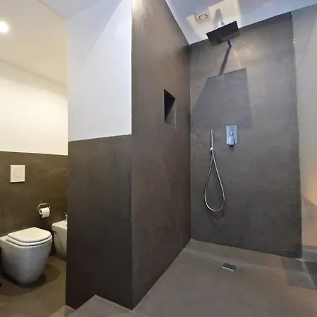 Modern In + Balcony Apartment *